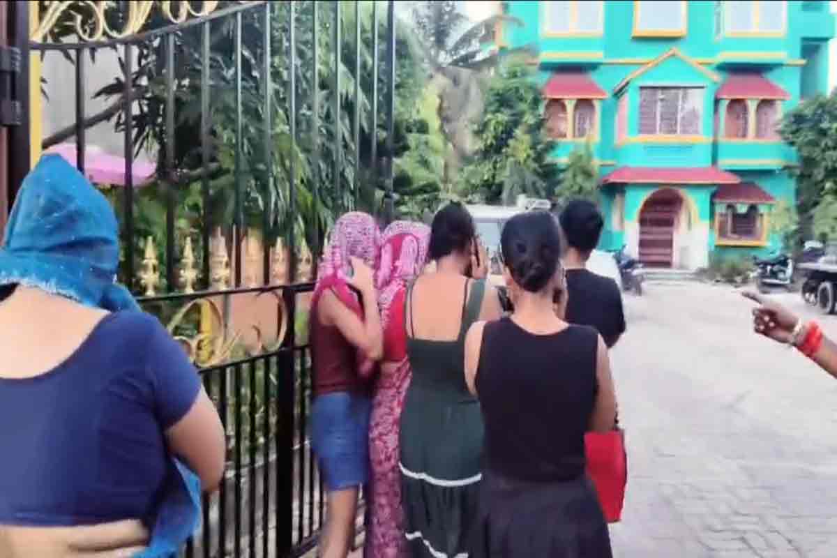 ‘টাইটানিকে’ মধুচক্র! রাত নামলেই লাস্যময়ীদের হাতছানি, পাথরপ্রতিমায় হচ্ছে টা কী?