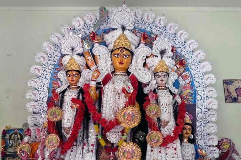 বন্দুকের আওয়াজেই শুরু সন্ধিপুজো, বীরভূমের এই গ্রামে বৈষ্ণব মতেই হয় মায়ের আবাহন