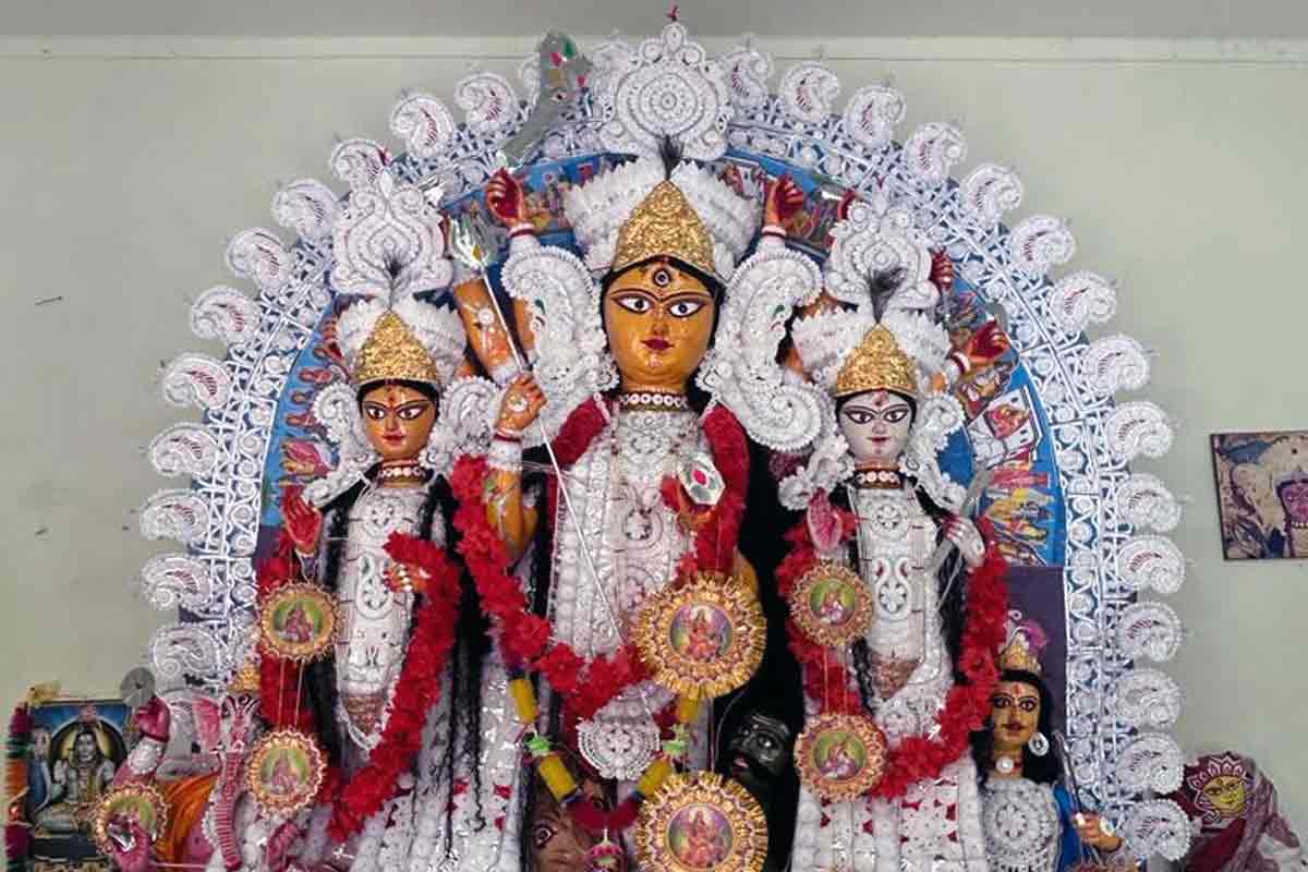 বন্দুকের আওয়াজেই শুরু সন্ধিপুজো, বীরভূমের এই গ্রামে বৈষ্ণব মতেই হয় মায়ের আবাহন