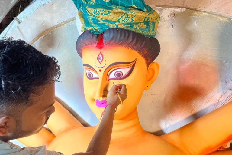 ঠাকুরদালান থেকে বিতাড়িত হতেই শুরু নিজেদের দুর্গা আরাধনা! পুরুলিয়ায় ধীবরদের পুজো এবার শতবর্ষে