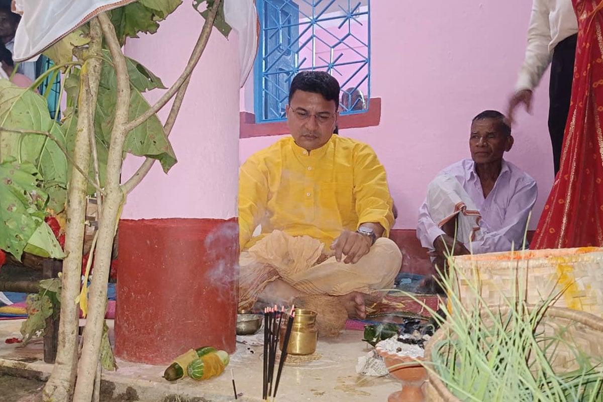 সাংসদ যেন কৃষক! নিজের বাড়িতে করম পুজোয় মাতলেন জ্যোতির্ময় সিং মাহাতো