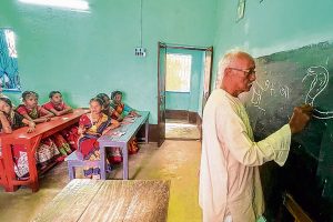 ‘দাদু স্যর’, ২৩ বছর বিনা পারিশ্রমিকে ছবি এঁকে পড়াচ্ছেন, কুর্নিশ সহকর্মীদের