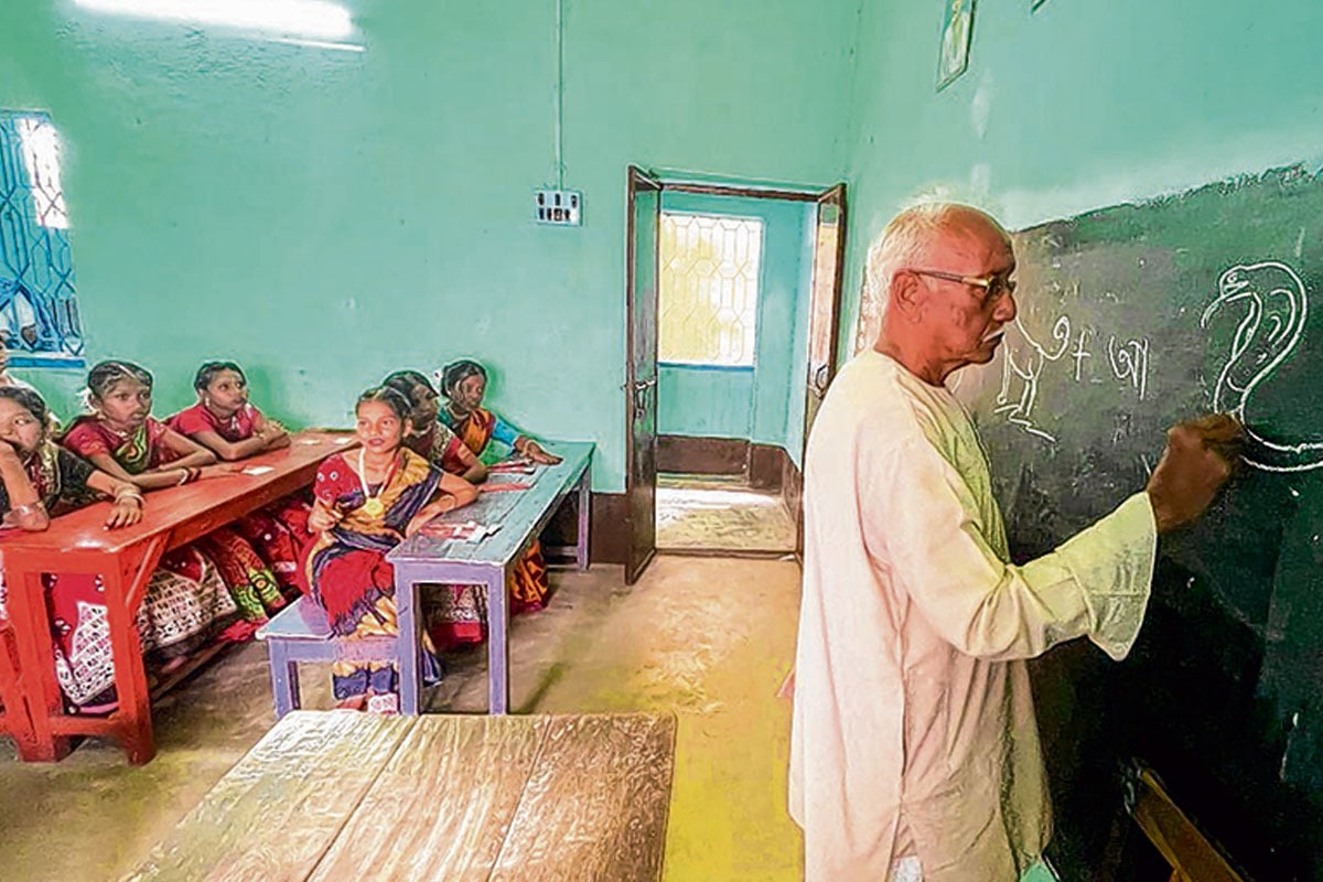 ‘দাদু স্যর’, ২৩ বছর বিনা পারিশ্রমিকে ছবি এঁকে পড়াচ্ছেন, কুর্নিশ সহকর্মীদের