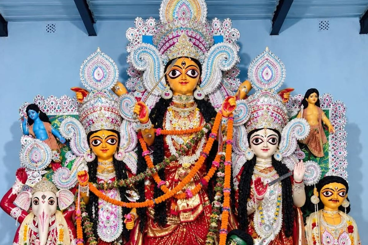 জীবিত কিশোরীকে গিলে খান দেবী! আজও শিকলে বাঁধা রঘুনাথগঞ্জের ‘পেটকাটি দুর্গা’