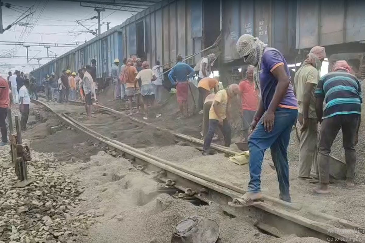 প্রবল বৃষ্টিতে ফরাক্কার রেল-সড়ক পথে ধস, আটকে একাধিক ট্রেন, উত্তরের সঙ্গে বিচ্ছিন্ন যোগাযোগ!