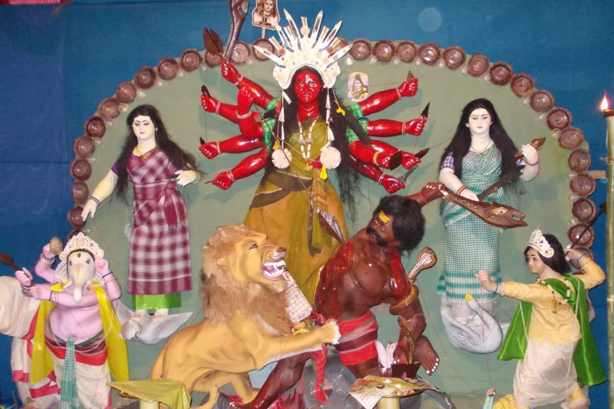 রক্তিম বর্ণ, মুখে লাজুক হাসি! তিস্তাপাড়ে দুর্গা আসেন রাজবংশী বধূর সাজে