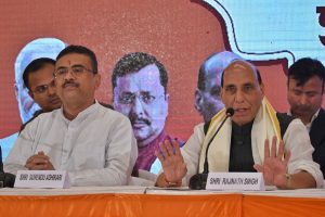 ‘দেশজুড়ে শুভেন্দুর কাজের চর্চা হচ্ছে’, মুখ্যমন্ত্রীকে পারফরম্যান্স ‘সার্টিফিকেট’ দিলেন রাজনাথ সিং