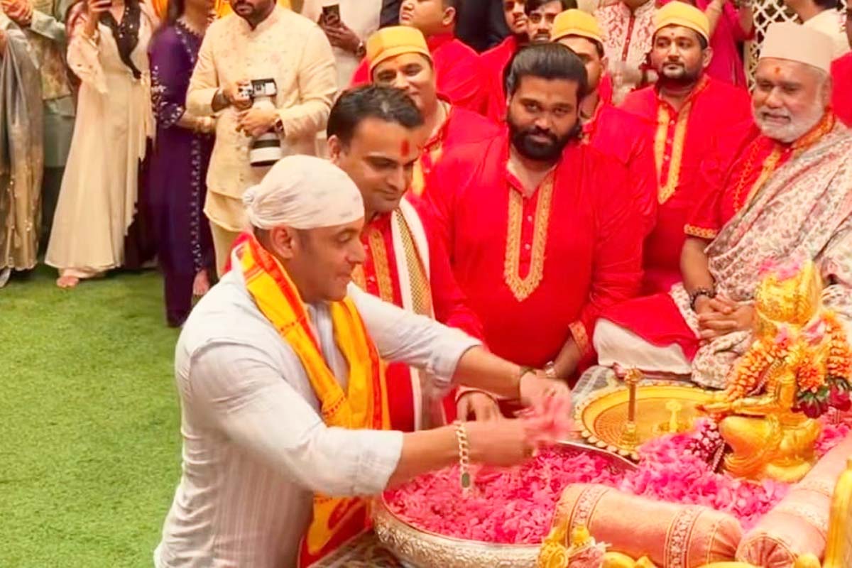 Salman Khan celebrates Ganesh puja at Ambani's home