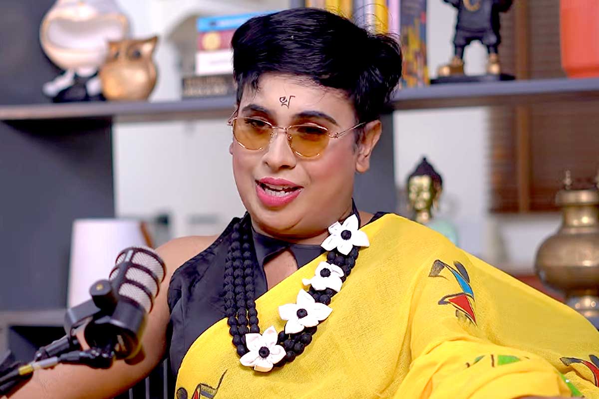 কপালে ‘খ’, পরনে শাড়ি! পডকাস্টে যন্ত্রণার কথা তুলে ধরে স্যান্ডি বললেন, ‘মুখে মূত্রত্যাগ করেছিল’