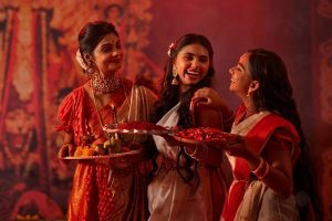এবার অষ্টমীতে সব্বার নজর আপনার দিকে! এই ৫ উপায়ে শাড়িতে হয়ে উঠুন অনন্যা