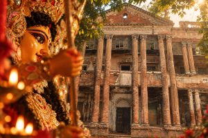 সত্যজিতের শুটিং স্পট, আজও নিমতিতা রাজবাড়িতে দুর্গার মুখ উজ্জ্বল করে ‘জলসাঘরে’র ঝাড়লণ্ঠন