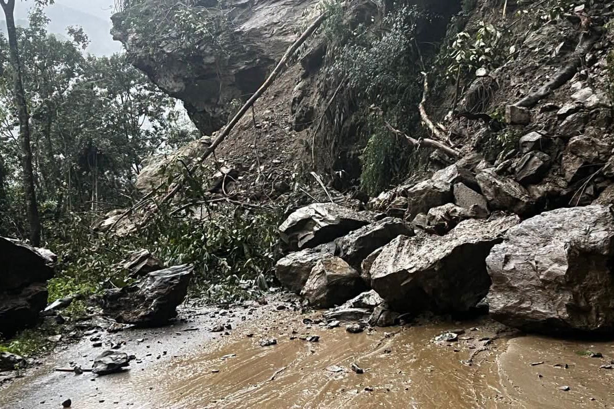 পাহাড় ভেঙেছে বাড়ির উপর, কাদার স্রোত রাস্তায়! ভূমিধসে বিধ্বস্ত সিকিমে বন্ধ জাতীয় সড়ক