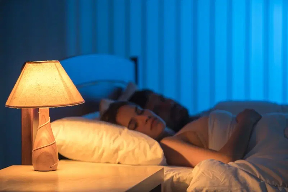 sleep with lights on heart health melatonin blood pressure circadian rhythm