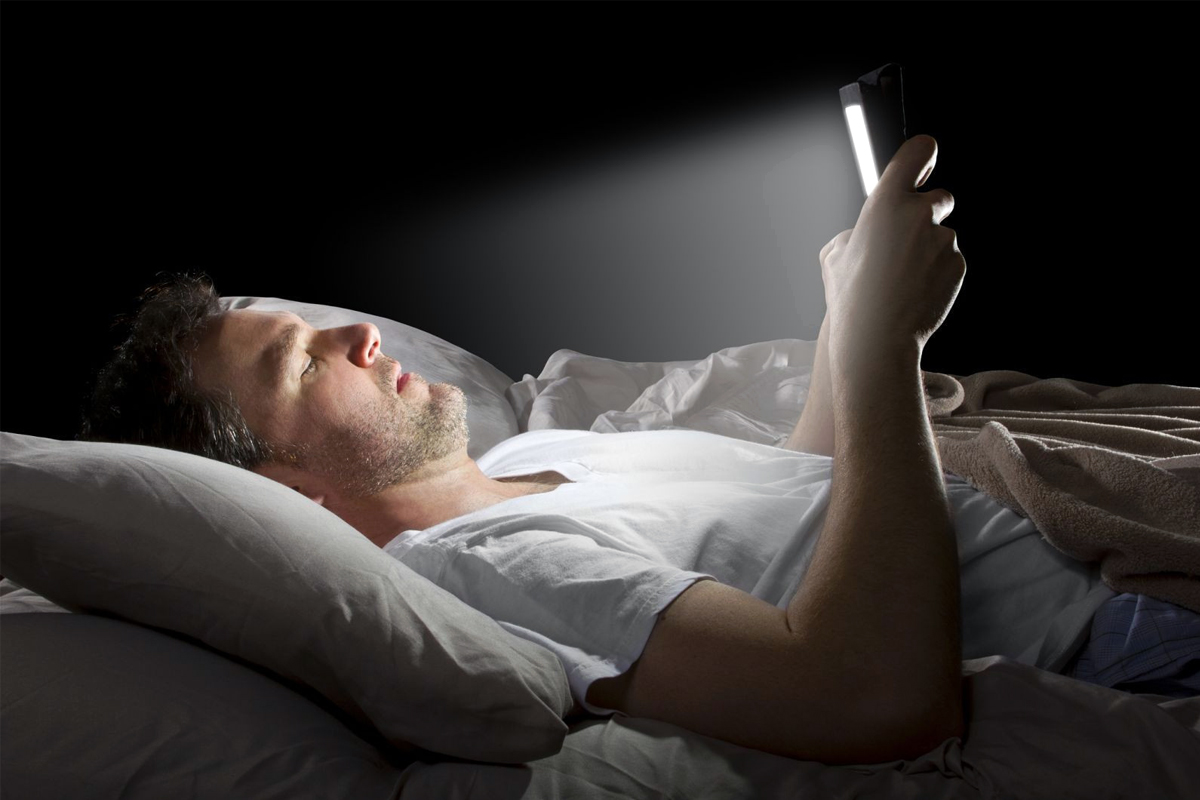 sleep with lights on heart health melatonin blood pressure circadian rhythm