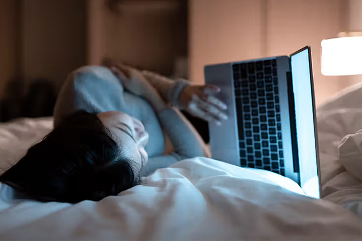 sleep with lights on heart health melatonin blood pressure circadian rhythm