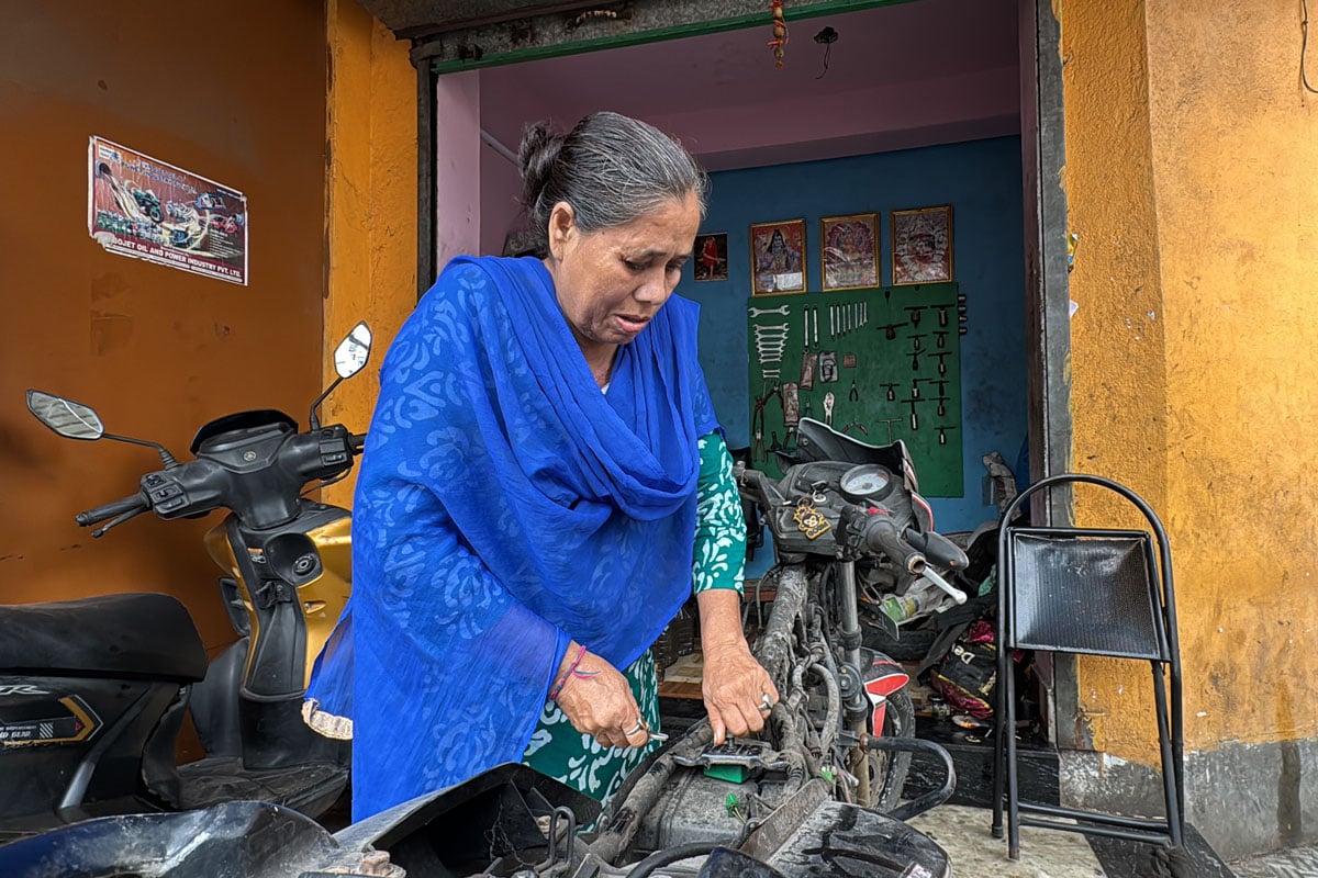‘কেউ যেন বলতে না পারে মেয়েরা কিছু পারে না’, প্রার্থনা রাজ্যের প্রথম মহিলা মেকানিক সোনালির