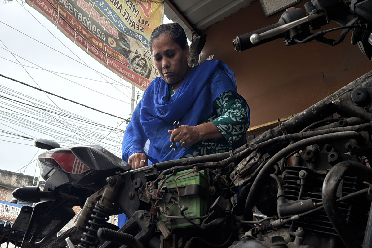 Durga Puja 2026: Bengal’s First Woman Garage Mechanic Sonali