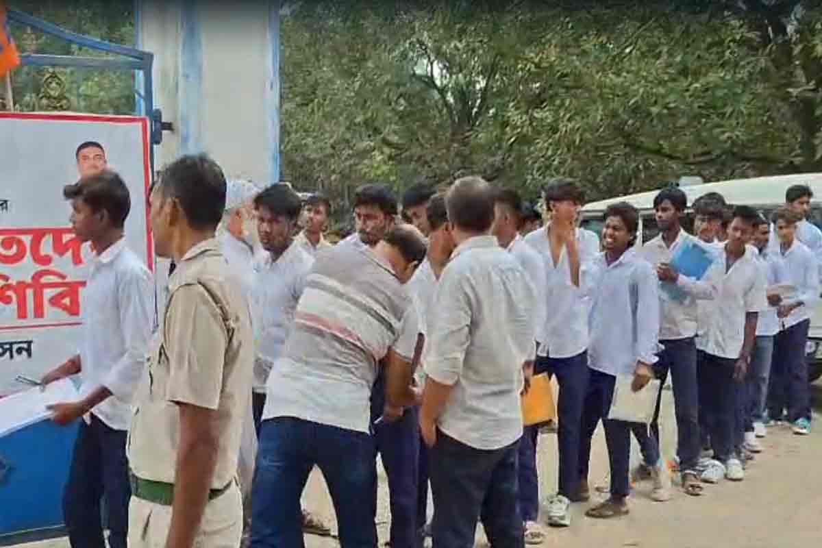 ভূতনিজুড়ে অকূল জল! প্রশাসনের তৎপরতায় ছাদহীন পড়ুয়ারা মানিকচকে বসল পরীক্ষায়