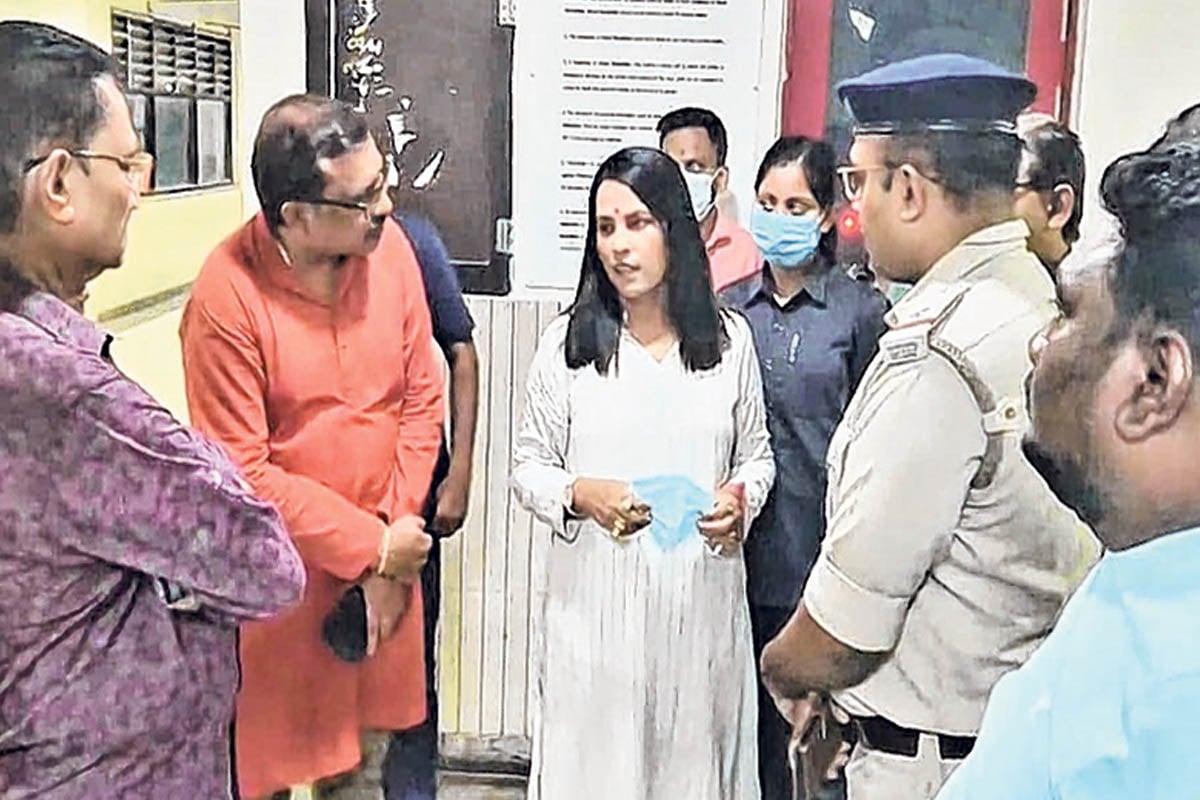রোগী-পরিজনদের সঙ্গে দুর্ব্যবহার! মালদহ মেডিক্যালে ডাক্তার-নার্সদের ‘ধমক’ মন্ত্রীর