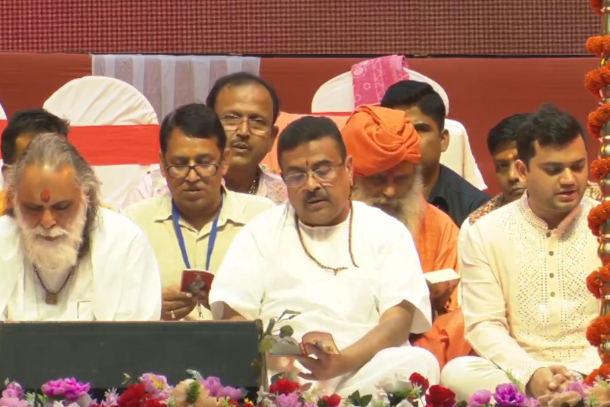 ‘জমানা বদলেছে, সাধু সন্তদের ভয় দেখানো যাবে না’, নেতাজি ইন্ডোরে গীতাপাঠ করলেন শুভেন্দু