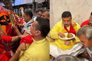 কৌশিকী অমাবস্যায় কালীঘাট মন্দিরে পুজো মুখ্যমন্ত্রীর, আমিষ বিতর্ক সরিয়ে মাছ দিয়ে খেলেন ভোগ
