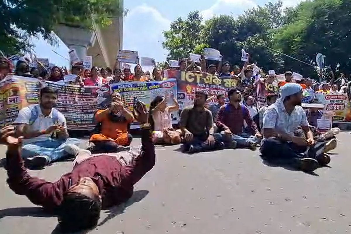 ‘খাবো কী’, বিকাশ ভবনের সামনে রাস্তায় শুয়ে কান্না চাকরিহারা শিক্ষকের! প্রতিবাদ মিছিলে ধুন্ধুমার