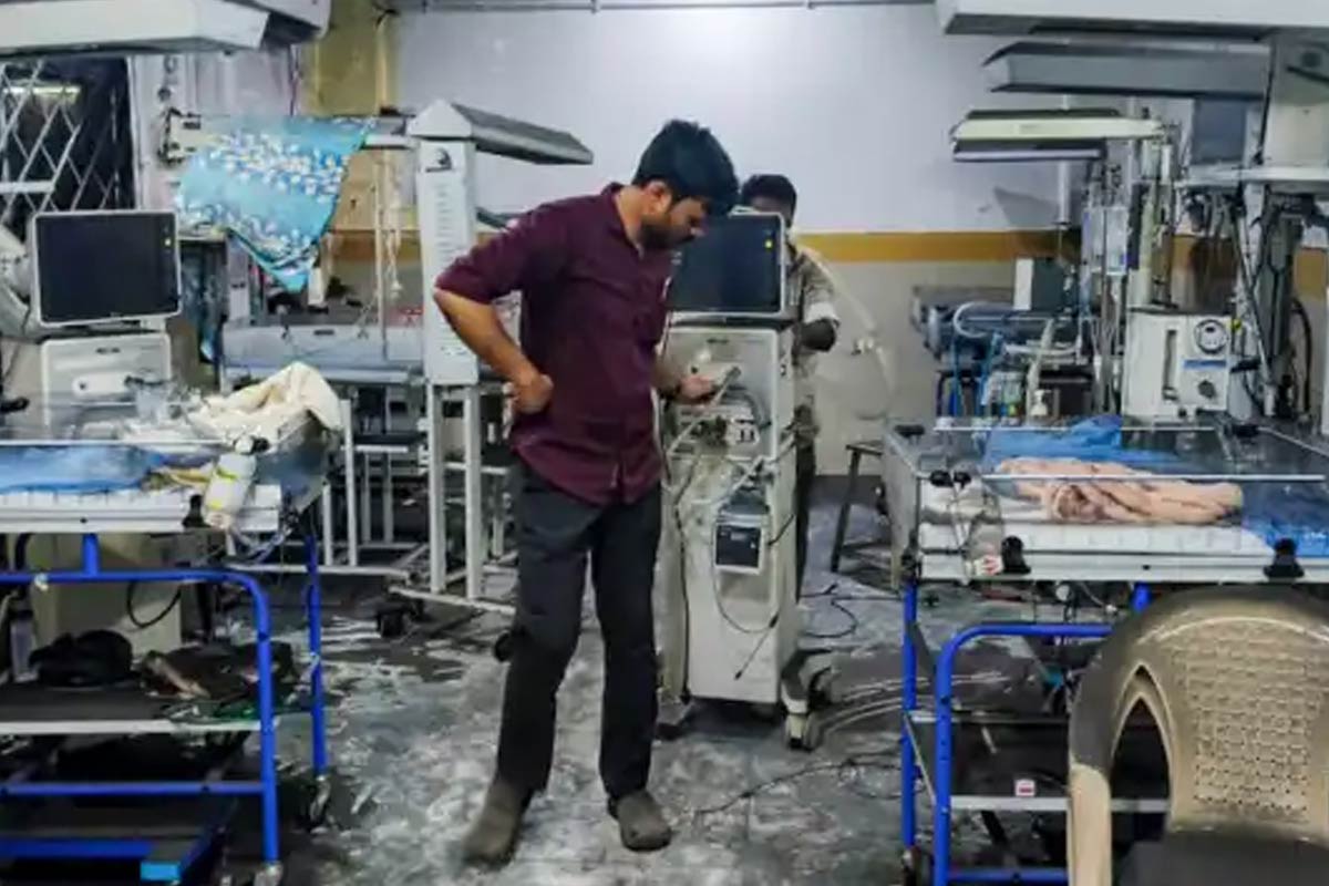 জতুগৃহ তেলঙ্গনার হাসপাতাল! চার ডাক্তারের সাহসে রক্ষা ২৫ সদ্যোজাতর
