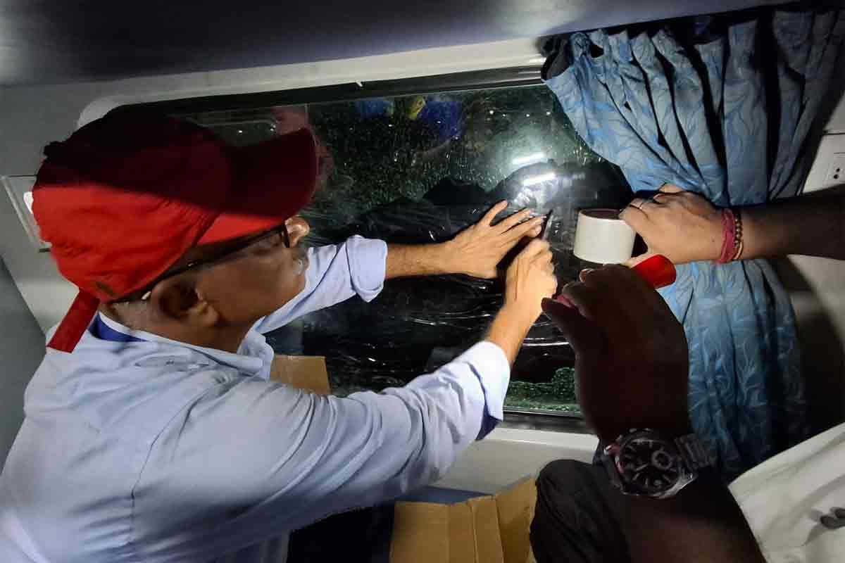 ‘হঠাৎ বিকট শব্দ’, হুড়মুড়িয়ে ভাঙল জানলার কাচ! এবার প্রিমিয়াম রাজধানী এক্সপ্রেসও ইটবৃষ্টি