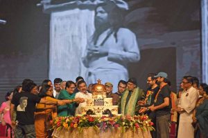 শহরের ‘উত্তম করিডরে’ তারকাখচিত পদযাত্রা, বাংলা ছবির অমৃতকাল ফেরানোর শপথ শুভেন্দুর