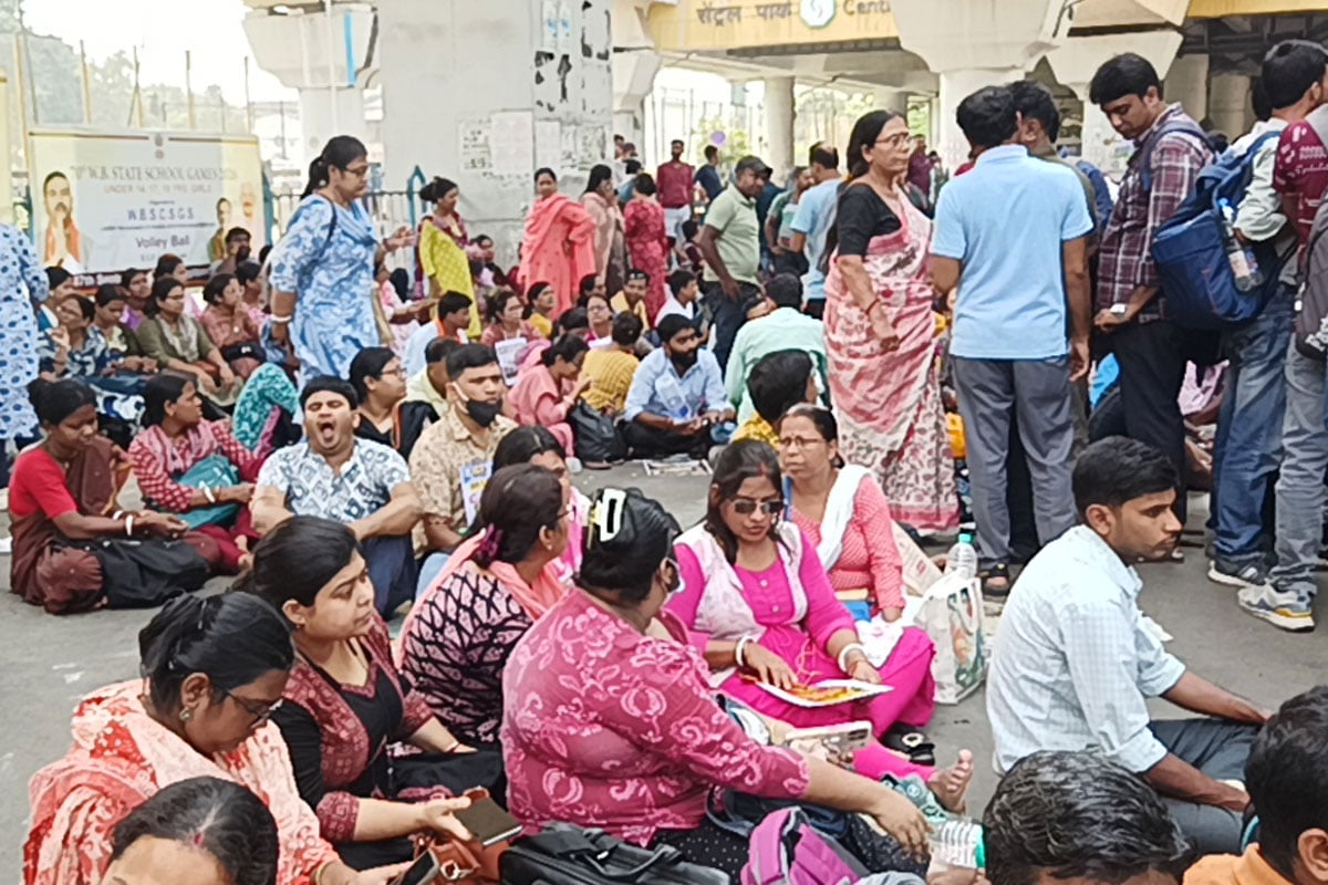 পুজোর আগে অনিশ্চিত চাকরি! ২৪ ঘণ্টা পরেও শিক্ষকদের বিক্ষোভে উত্তাল বিকাশ ভবন