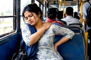 বাসে-ট্রেনে রোজ অফিস যাতায়াতে কোমর-ঘাড়ের কাহিল দশা? বদলে ফেলুন এই ৭ অভ্যাস