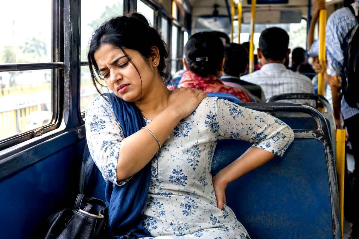 বাসে-ট্রেনে রোজ অফিস যাতায়াতে কোমর-ঘাড়ের কাহিল দশা? বদলে ফেলুন এই ৭ অভ্যাস