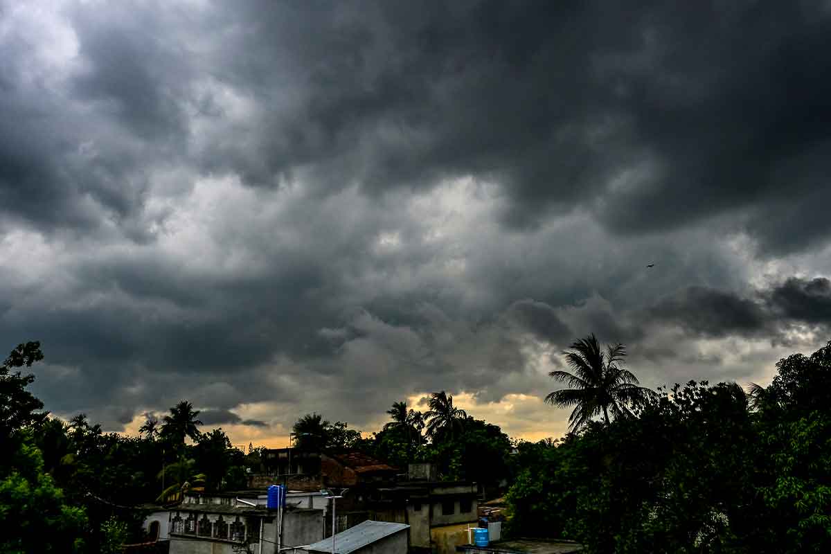 শক্তি বাড়িয়ে ধেয়ে আসছে নিম্নচাপ, সাতসকালেই আঁধার, দুর্যোগ আরও বাড়বে দক্ষিণবঙ্গে?