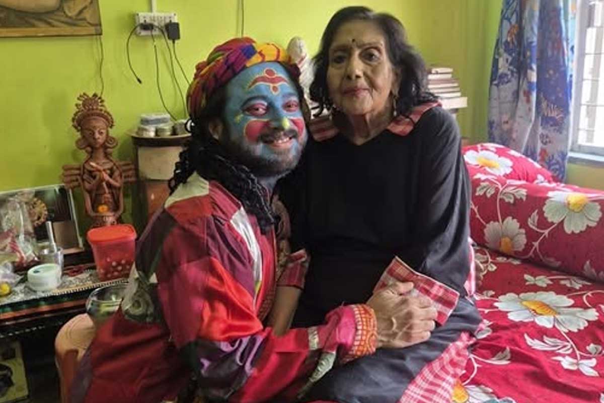 সাবিত্রীর বাড়িতে ‘বহুরূপী’ শিবপ্রসাদ, চানাচুরের সঙ্গে হিন্দি সংলাপে রবিবাসরীয় আড্ডা