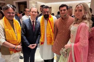 গণেশ পুজোয় দেশি লুকে টিফানি, ট্রাম্পকন্যার সঙ্গে ছবি পোস্ট করে ‘সুন্দরী’ সম্বোধন সঞ্জয়ের