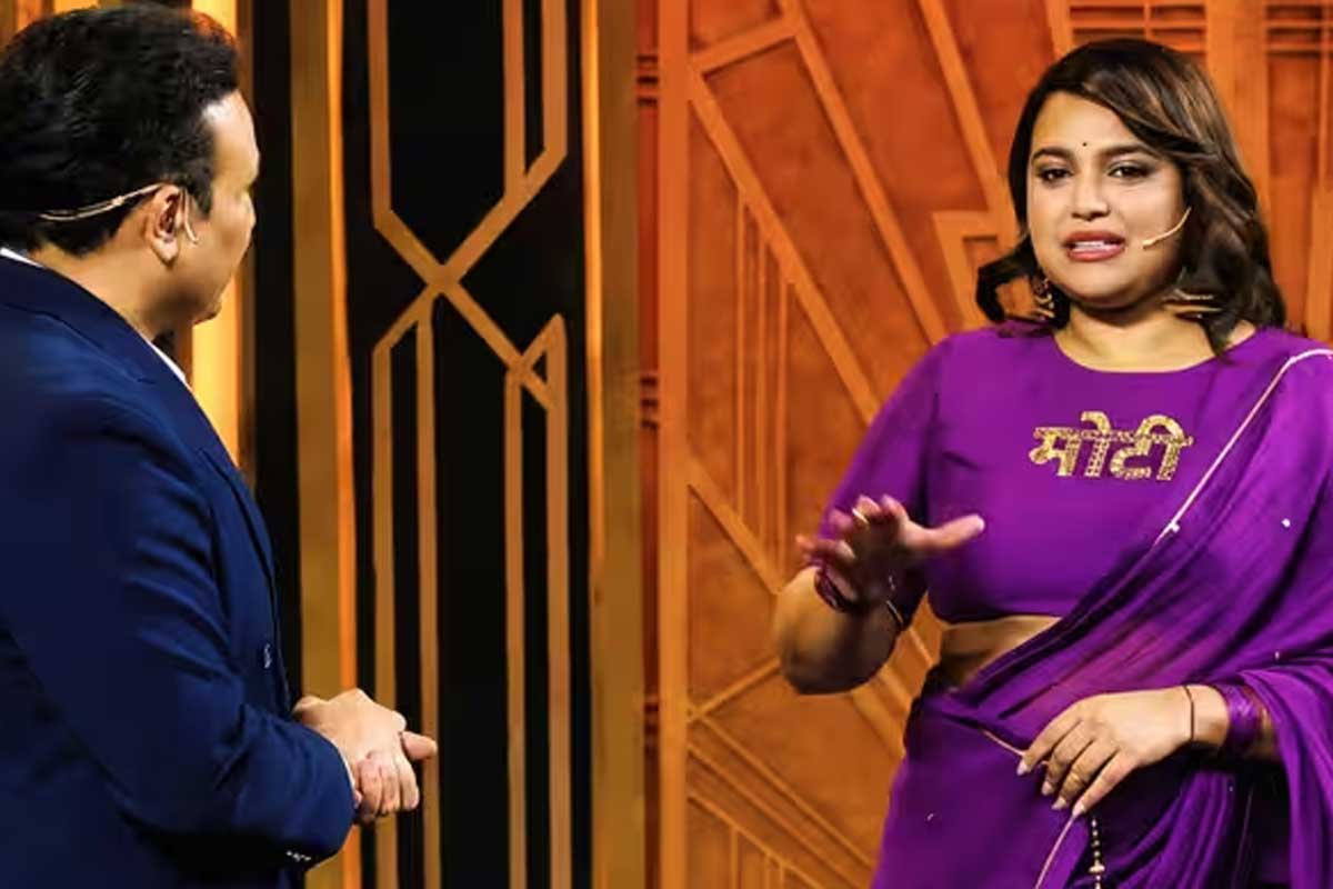 মাতৃত্বের পর ওজন বৃদ্ধিতে কটাক্ষ, ‘মোটি’ লেখা ব্লাউজে নীরব প্রতিবাদ স্বরার