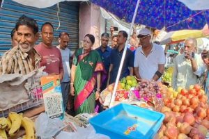 পুজোর মুখে হকারদের পাশে মন্ত্রী অগ্নিমিত্রা, ব্যবসার জন্য বেছে দিলেন জায়গা