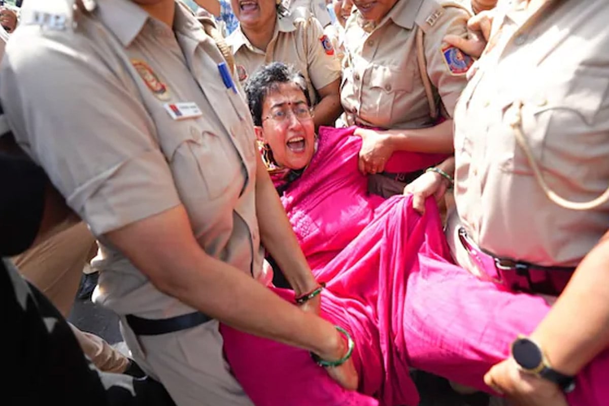 প্রাক্তন মুখ্যমন্ত্রীকে হিঁচড়ে নিয়ে গেল পুলিশ, জ্ঞানেশ বিক্ষোভে আটক নেহা বোরা, বৃন্দা কারাট-সহ ৭০০