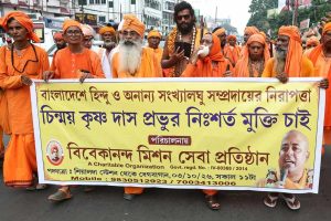 চিন্ময় প্রভুর মুক্তির দাবিতে ফের উত্তাল কলকাতা, সন্ন্যাসীদের মিছিলে পুলিশি বাধায় অশান্তি