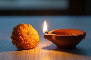 পিতৃপক্ষে বাড়ির এই ৫ স্থানে জ্বালান প্রদীপ, পূর্বপুরুষের আশীর্বাদে ফুলেফেঁপে উঠবে ধনসম্পদ
