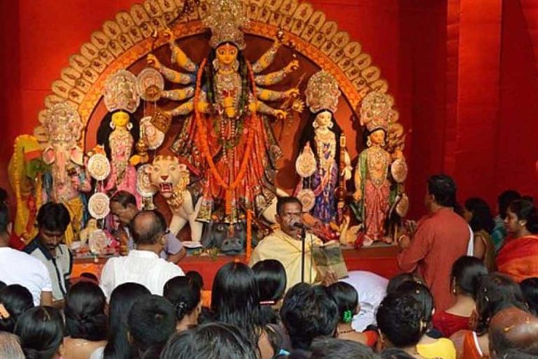 উমার বড়ই প্রিয়, এই রঙের পোশাক পরে অষ্টমীর অঞ্জলি দিলেই পূরণ হবে মনোস্কামনা!
