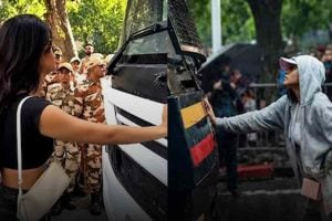 ফিরল রিয়া আহির ‘মুহূর্ত’! মুম্বইয়ের মতোই দিল্লিতেও বাসের পথ রুখলেন তরুণী