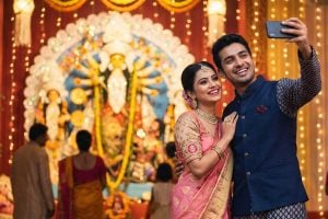 উৎসবের ভিড়ে মন খুঁজছে প্রাক্তনকে? মনোবিদের এই পরামর্শে পাবেন রেহাই