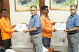 লাইনে শাবল ফেলে দুর্ঘটনার ছক! রুখে দিয়ে পুরস্কৃত দুই রেলকর্মী