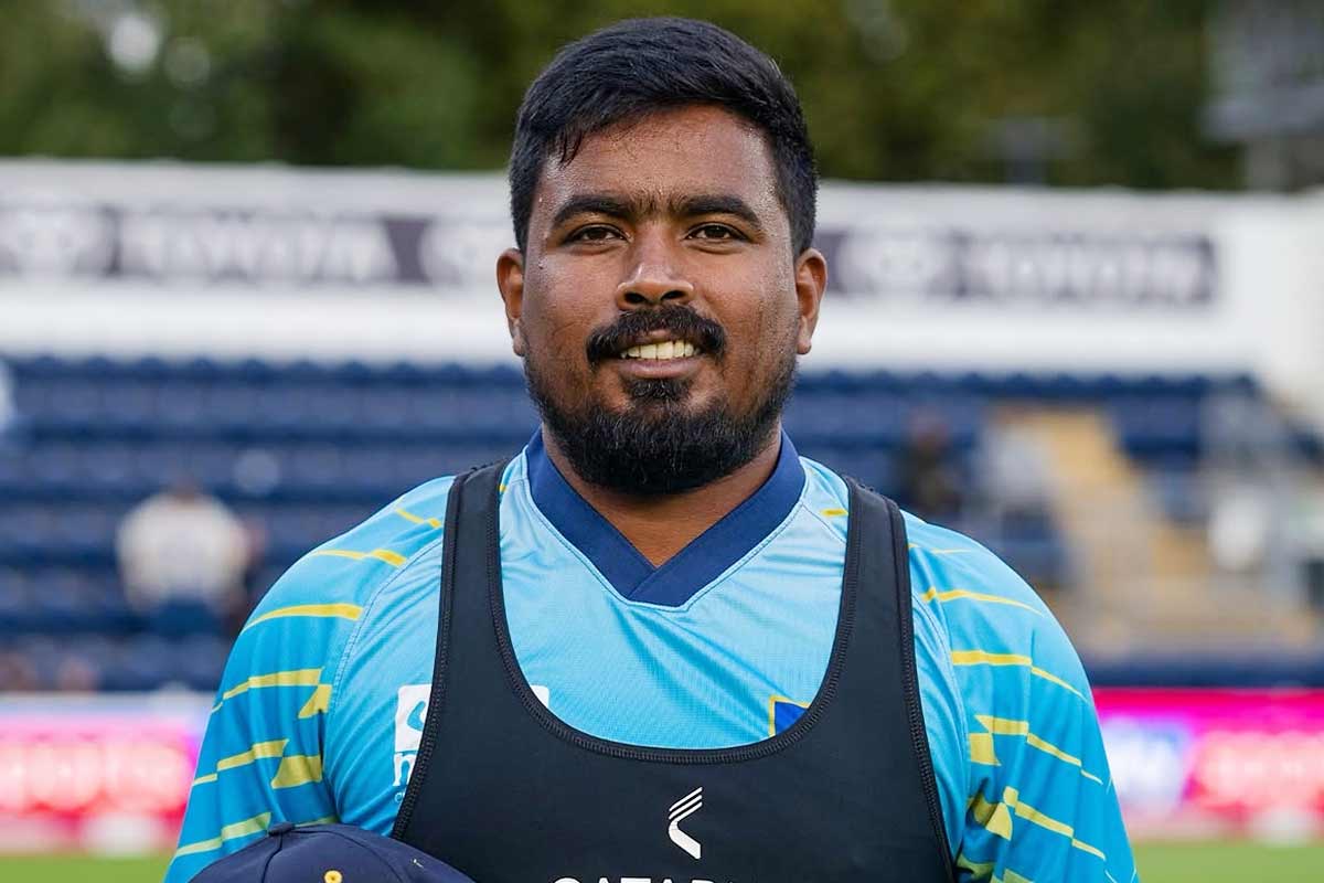 ২২ গজের সব্যসাচী! দু’হাতে বল করে উইকেট নিয়ে এশিয়াডে ইতিহাস লঙ্কান স্পিনারের