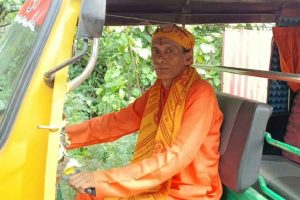 ঠোঁটস্থ চণ্ডীপাঠ-গীতা, সংসারের জোয়াল টানতে গেরুয়া বসনে অটোর স্টিয়ারিংই ভরসা ‘সাধুদা’র