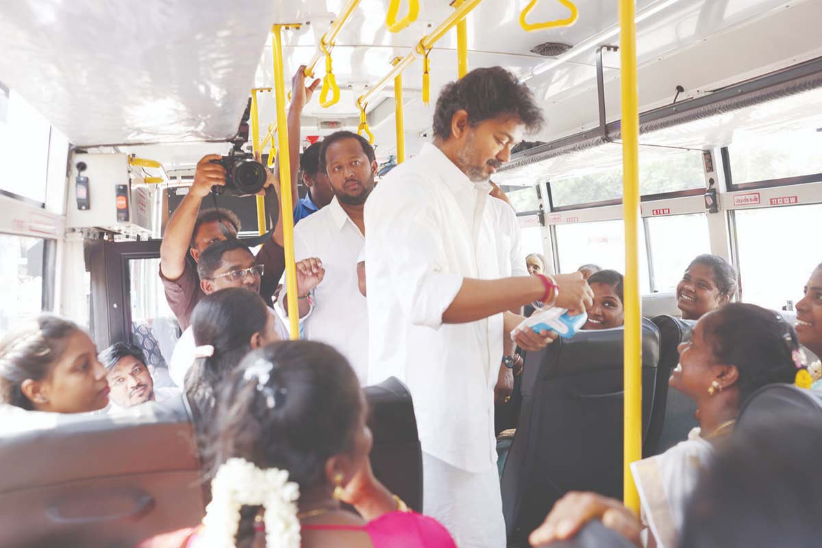 ‘কন্ডাক্টর বাসভাড়া চায় না’, তামিলনাড়ুতে বিনামূল্যে বাস পরিষেবার উদ্বোধন বিজয়ের