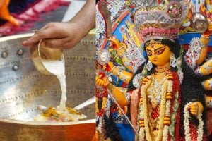 দেবীর স্নানের জলই চরণামৃত! শাস্ত্র মেনে কীভাবে আয়োজিত হয় দুর্গার মহাস্নান?