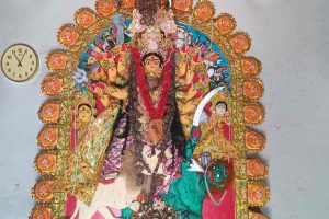 মহালয়াতেই হয় নিরঞ্জন! শোলার দুর্গাই বীরভূমের রায়বাড়ির আরাধ্যা