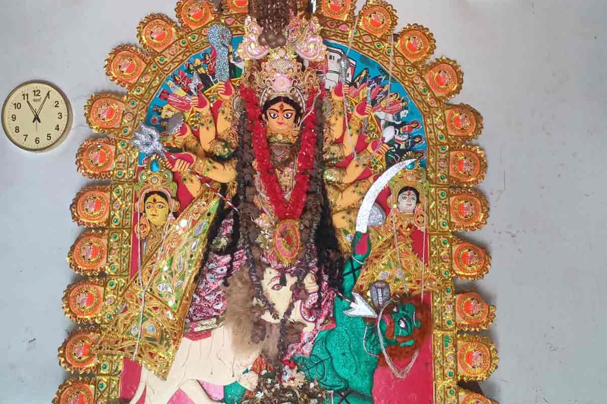 মহালয়াতেই হয় নিরঞ্জন! শোলার দুর্গাই বীরভূমের রায়বাড়ির আরাধ্যা
